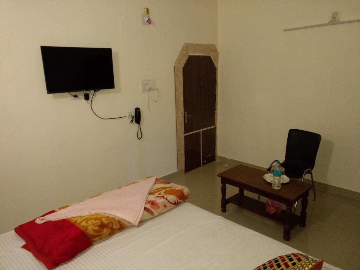 Hotel Shreya Бхубанешвар Екстериор снимка